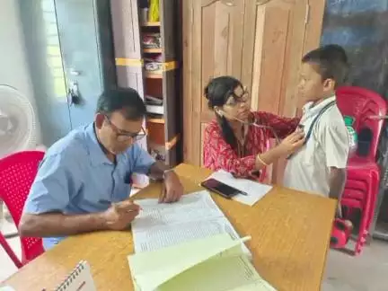 মথুরাপুর ২: রায়দিঘী গ্রামীণ হাসপাতালের পক্ষ থেকে দিঘীরপাড় এফপি স্কুলের ছাত্র-ছাত্রীদের স্বাস্থ্য পরীক্ষা করা হয়