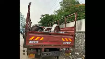 हवेली: घोरपडी येथे मद्यधुंद अवस्थेतील ट्रक चालकांनी चार चाकी ला फरपटत नेल्याची घटना घडली