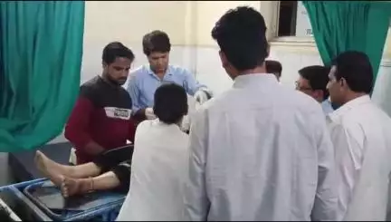 बांसवाड़ा: सदर थाना क्षेत्र के सागड़ोद चौराहे पर बाइक को अज्ञात वाहन ने मारी टक्कर, पत्नी घायल, पति की मौत, शव मोर्चरी में रखा