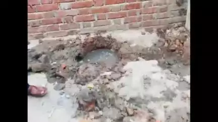 सिराथू: अफजलपुर वारी गांव में बिजली विभाग के लोगों ने नाले पर गाड़ा बिजली का खंबा लोग नाराज,करंट उतरने का खतरा #jansamasya