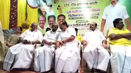 அருப்புக்கோட்டை: அருப்புக்கோட்டையில் அதிமுக தெற்கு ஒன்றிய சார்பில் பூத் கமிட்டி ஆலோசனை கூட்டம் மற்றும் நலத்திட்ட உதவிகள் வழங்கும் நிகழ்ச்சி நடைபெற்றது