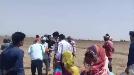 केशोरायपाटन: संभागीय आयुक्त राजेन्द्र सिंह शेखावत ने बलवन व लबान ग्राम पंचायत में चल रहे नरेगा कार्यों का किया औचक निरीक्षण