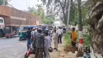 देवघर: लीला आश्रम के पास वाहन चेकिंग में पुलिस से वाहन चालक की नोकझोंक, तीन गिरफ्तार