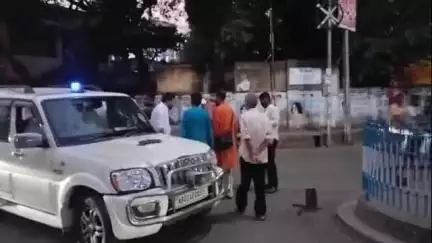 কাটোয়া ১: JEE অ্যাডভান্স পরীক্ষায় কৃতি দুই পড়ুয়াকে সংবর্ধনা দিতে কাটোয়ায় এলেন বিজেপি বিধায়ক শঙ্কর ঘোষ সহ আরো ৪ বিধায়ক