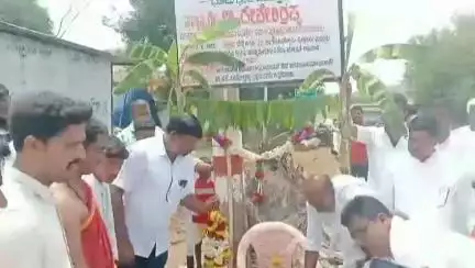 ಜಗಳೂರು: ಅರಿಶಿನಗುಂಡಿ ಗ್ರಾಮದಲ್ಲಿ ಸಿಸಿ ರಸ್ತೆ ಕಾಮಗಾರಿಗೆ ಶಾಸಕ ದೇವೇಂದ್ರಪ್ಪ, ಸಾಣೇಹಳ್ಳಿ ಶ್ರೀಗಳಿಂದ ಶಂಕುಸ್ಥಾಪನೆ