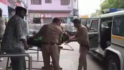 बदायूं के कमालपुर में ओवरटेक करते समय कार अनियंत्रित होकर खाई में पलटी, दो घायल