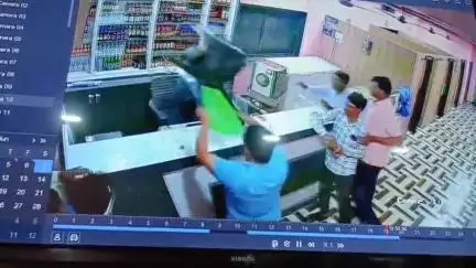 सेनगाव: पुसेगांव फाटा येथे बार व्यवस्थापकाला बेदम मारहाणीचा व्हिडिओ सीसीटीव्ही कॅमेऱ्यात कैद