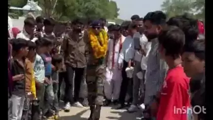 फूलिया कलां: सेना में चयन होने पर अरनिया घोड़ा गांव में नवनियुक्त सैनिक का जुलूस निकालकर किया गया स्वागत, विधायक ने भी किया सम्मान