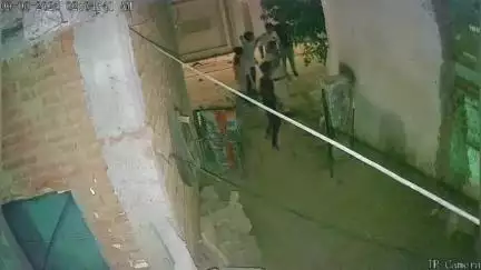 जबलपुर: पड़ोसियों का झगड़ा सुलझाने गई पुलिस पर पथराव, सीसीटीवी वीडियो आया सामने
