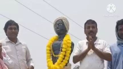 तमाड़ 1: लोंडरा बांडवा मोड में भगवान बिरसा मुंडा की प्रतिमा पर किया गया माल्यार्पण