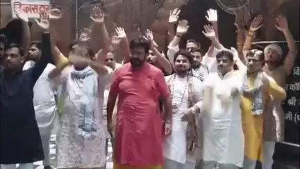 मथुरा: वृन्दावन: राधाबल्लभ मंदिर के सेवायतों ने बांके बिहारी मंदिर के सेवायतों को दिया समर्थन