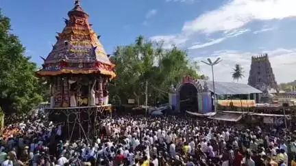 சிங்கம்புனரி: சேவுகப்பெருமாள் அய்யனார் கோயில் தேரோட்டம் "5 லட்சம் தேங்காய்கள் உடைத்து நேர்த்திக்கடன்"தலைக்கவசத்துடன் தேங்காய்களை சேகரித்த மக்கள்