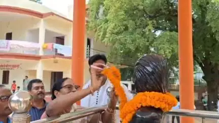 कोलेबिरा: भाजपा सिमडेगा इकाई ने भगवान बिरसा मुंडा की प्रतिमा पर किया माल्यार्पण, पूर्व मंत्री विमला प्रधान समेत कई नेता रहे मौजूद