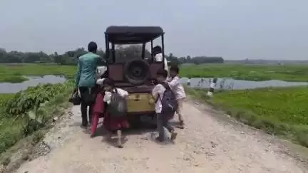 চোপড়া: বেহাল রাস্তা, প্রতিনিয়ত এমনই সমস্যার সম্মুখীন  হয়েছে লক্ষ্মীপুর থেকে দীঘাবানা এলাকার মানুষজন  #jansamasya