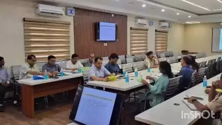 किशनगंज: आगामी विधानसभा चुनाव को लेकर डीएम की अध्यक्षता में महानंदा सभागार में हुई अधिकारियों के साथ बैठक