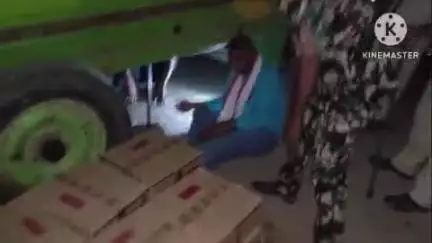 बक्सर: बिश्रामपुर में मिट्टी काटने वाली मशीन से 276.40 लीटर शराब, ट्रैक्टर व मशीन जब्त