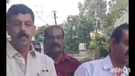 അടൂര്‍: അടൂർ നഗരസഭയിലെ നാൽപ്പത്തിനായിരം പടി-ഗാന്ധിനഗർ കോളനിറോഡിന്റെ ശോച്യാവസ്ഥയ്ക്കെതിരെ കോൺഗ്രസ്‌ പ്രതിഷേധം നടത്തി #localissue