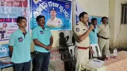 తుంగతుర్తి: అత్యాశకు పోయి సైబర్ ఉచ్చులో పడవద్దు: జలాల్ పురం గ్రామంలో ఎస్సై వెంకటేశ్వర్లు