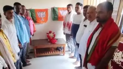 मनातू: मनातू प्रखंड के भाजपा कार्यालय में भाजपाइयों ने भगवान बिरसा मुंडा का शहादत दिवस मनाया