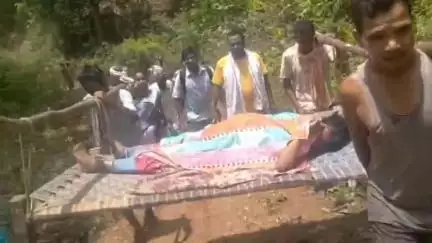 सिमडेगा: बानो में तीन दिन में तीन घटनाएं, ग्रामीण मरीजों को खाट पर ले जाने को मजबूर, डीसी कंचन सिंह ने कहा- जल्द होगा समाधान
