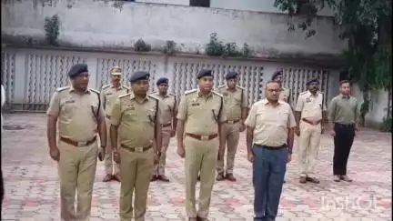 दुर्ग: आईजी राम गोपाल गर्ग ने पुलिस के वरिष्ठ अधिकारियों और कर्मचारियों के साथ सेक्टर-6 पुलिस कंट्रोल रूम में दी श्रद्धांजलि