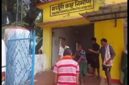 बगीचा: बगीचा थाना क्षेत्र के ग्राम कुरडेग में 21 वर्षीय युवक ने बीमारी से तंग आकर फांसी लगाकर आत्महत्या की, पुलिस जांच में जुटी