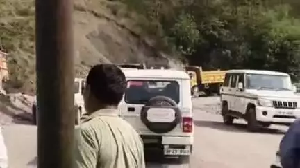 बिलासपुर सदर: नोग में धरने पर बैठे ग्रामीणों की समस्या सुनने पहुंचे SDM व अधिकारी, ग्रामीणों ने कहा- लिखित आश्वासन या जमीन मिले