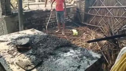 चेरिया बरियारपुर: सकरवासा पंचायत के वार्ड संख्या 2 में 3 घरों में आग, लाखों की संपत्ति जलकर राख