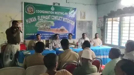 কালচিনি: মানুষ-বন্যপ্রাণী সংঘাত রুখতে 
কালচিনি ব্লকের নিমাতি রেঞ্জ সংলগ্ন বনবস্তিতে বিশেষ বৈঠক করল বনদপ্তর
