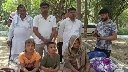 बागपत: किरठल गांव के एक परिवार ने कलेक्ट्रेट पर किया धरना प्रदर्शन, एडीएम के आश्वासन पर धरना हुआ समाप्त