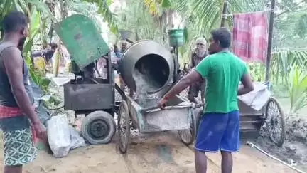 কুলতলি: পাবলিক অ্যাপ এর খবরের জেরে  মাতলা নদীর পাড় চাপাদার পাড়ার ঢালাই রাস্তা শুরু  #jansamasya