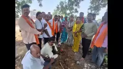 राजिम: कौन्दकेरा में विधायक के जन्मदिवस पर वृक्षारोपण और भूमिपूजन किया गया