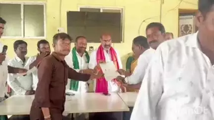 ఇల్లంతకుంట: రుద్రంగి మండల కేంద్రంలో ముఖ్యమంత్రి సహాయనిధి చెక్కులను పంపిణీ చేసిన ఎమ్మెల్యే ఆది శ్రీనివాస్