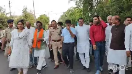 खकनार: सांसद सड़कों पर उतरे, शिकारपुरा से गणपति नाका तक अतिक्रमण हटाने का दिया निर्देश, वीडियो वायरल