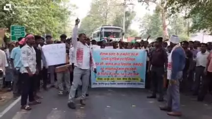 ठेठईटांगर: चर्च के धर्मगुरु से मारपीट और लूटपाट के विरोध में आदिवासी सड़क पर उतरे
