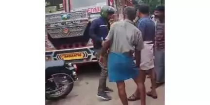കൊട്ടാരക്കര: കൊട്ടാരക്കര ടൗണിൽ നടുറോഡിൽ ലോറി തടഞ്ഞ് യുവാവിന്റെ പരാക്രമം
