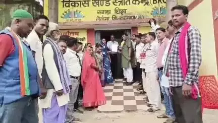 लैलूंगा: कांग्रेस नेताओं के नेतृत्व में युक्तियुक्तकरण समाप्त करने की मांग को लेकर लैलूंगा बीईओ कार्यालय का घेराव किया गया