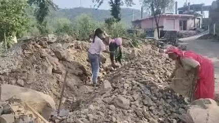 नमहोल: बिलासपुर में किताबों की जगह हथौड़ा, नन्हीं बच्ची से करवाई जा रही मजदूरी, 'बेटी बचाओ-बेटी पढ़ाओ' अभियान हो रहा खोखला