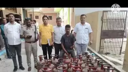 सोनीपत: सीएम फ्लाइंग और सीआईडी की टीम ने जैन कॉलोनी में छापा मारा, 94 गैस सिलेंडर बरामद