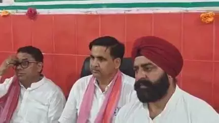 कलीनगर: सपा कार्यालय पर जिला अध्यक्ष जगदेव सिंह ने की प्रेस कॉन्फ्रेंस, कहा- असंवैधानिक तरीके से खाली करना चाहते हैं कार्यालय