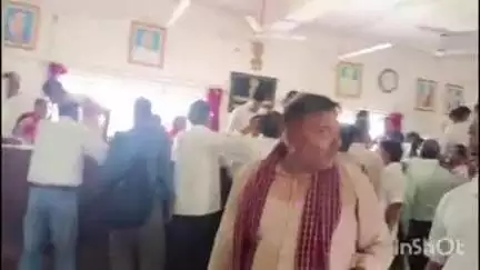 बड़हरा: बड़हरा प्रखंड सभागार कार्यालय में BLO द्वारा निर्वाचन आयोग की परीक्षा के लिए कोई सुविधा नहीं, परीक्षार्थी रहे परेशान