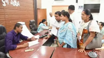 धमधा: कलेक्ट्रेट सभागार में अपर कलेक्टर विरेन्द्र सिंह ने जनदर्शन कार्यक्रम में जनसामान्य लोगों से मुलाकात कर उनकी समस्याएं सुनीं