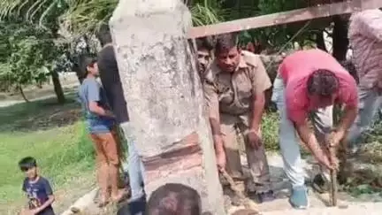 बारा: खेस्का धरवारा गांव में कुएं में गिरी बेजुबान नीलगाय को पुलिस और ग्रामीणों ने रेस्क्यू कर सुरक्षित बाहर निकाला