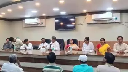হরিপাল: হুগলির হরিপাল ব্লকে আলোচনা সভায় রাজ্যের মন্ত্রী তথা বিধায়ক বেচারাম মান্না, বিধায়ক ডাক্তার করবি মান্না