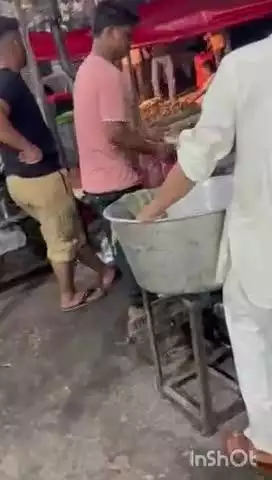बेहट: बेहट के मंडी रोड पर होटल में कर्मचारी द्वारा थूक लगाकर रोटी बनाने का वीडियो सोशल मीडिया पर हुआ वायरल