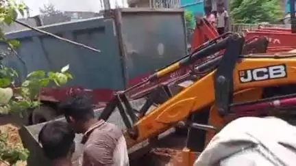 मसौढ़ी: मसौढ़ी नगर मुख्यालय में जर्जर सड़क के कारण हाईवा ट्रक घंटों फंसा, लोग परेशान