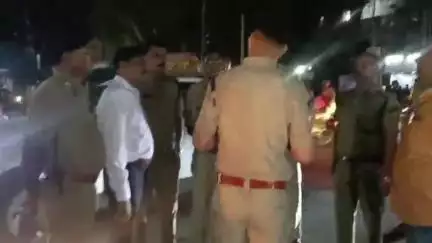 रतलाम नगर: बढ़ते अपराधों पर अंकुश लगाने के लिए एसपी व पुलिस सड़कों पर उतरी, लोकेंद्र टॉकीज क्षेत्र में चलाया चेकिंग अभियान
