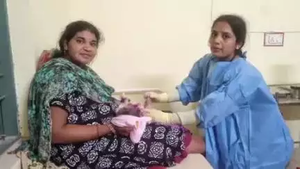 राजिम: कोपरा स्वास्थ्य केंद्र में आरएचओ पूनम सिन्हा ने अकेले एक घंटे में कराए दो सुरक्षित प्रसव, जच्चा-बच्चा स्वस्थ