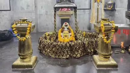 होशंगाबाद नगर: नर्मदापुरम: गोल घाट स्थित श्री काले महादेव मंदिर में भगवान का कल्याण स्वरूप श्रृंगार