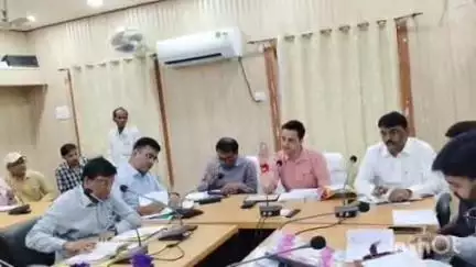 मधुबनी: जिलाधिकारी आनंद शर्मा की अध्यक्षता में समाहरणालय कक्ष में साप्ताहिक समीक्षात्मक बैठक हुई